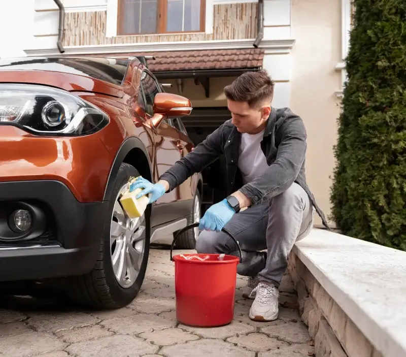 Lavage auto à domicile Le Vilhain : professionnel intervenant sur un véhicule